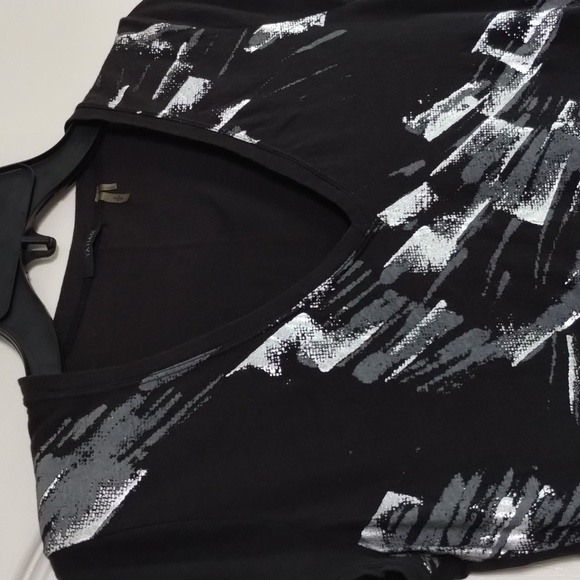 TAHARI black with silver metallic print size small fitted short sleeve tee vneck - Picture 2 of 8